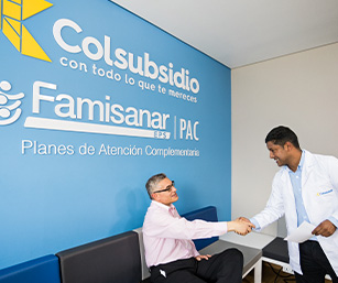 doctor del pac colsubsidio estrechando la mano de paciente