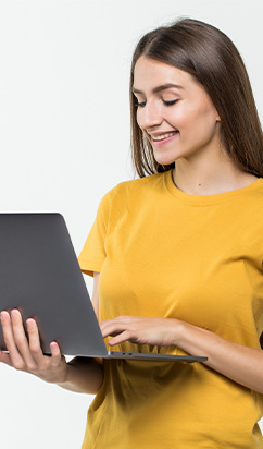 mujer feliz navegando el portal de salud colsubsidio