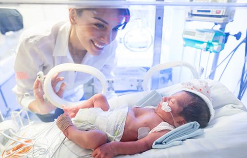 doctora monitoreando a bebe recien nacido