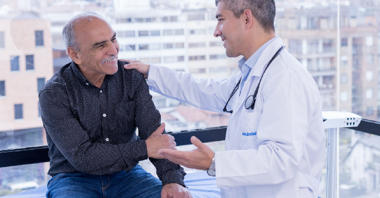 doctor de salud colsubsidio sonriendo con paciente