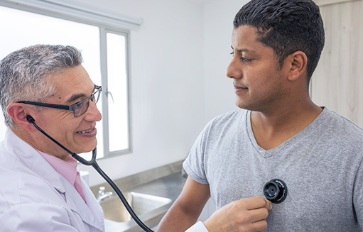 doctor realizando un chequeo medico a paciente