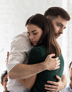 pareja abrazandose durante terapia de grupo