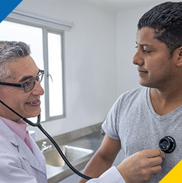 doctor realizando un chequeo medico a paciente