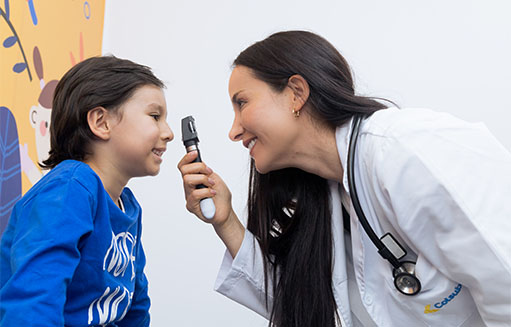 doctora revisando ojos de nino