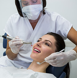 paciente recibiendo impante dental de odontologa