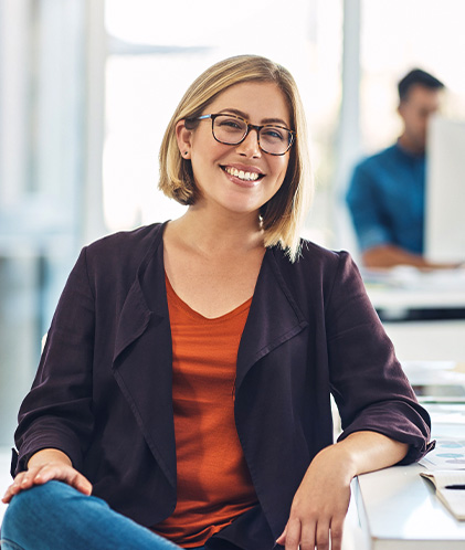 rubia de cabello corto sonriendo en su trabajo