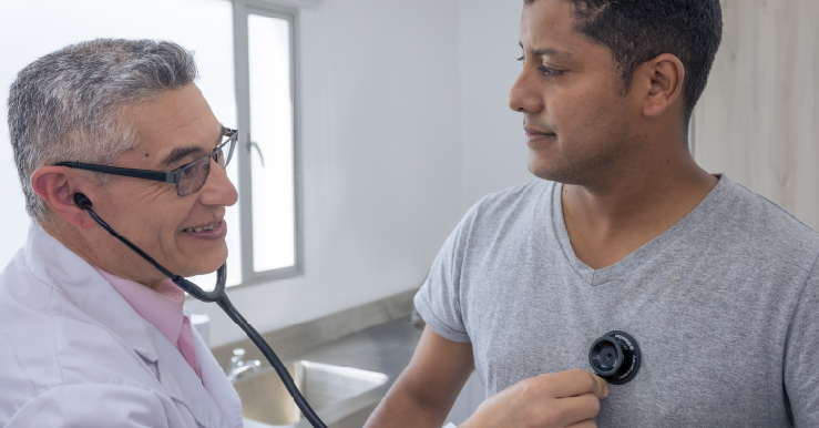 doctor realizando un chequeo medico a paciente