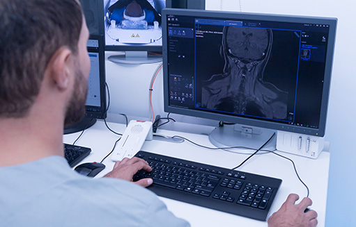 doctor usando el servicio de apoyo diagnostico