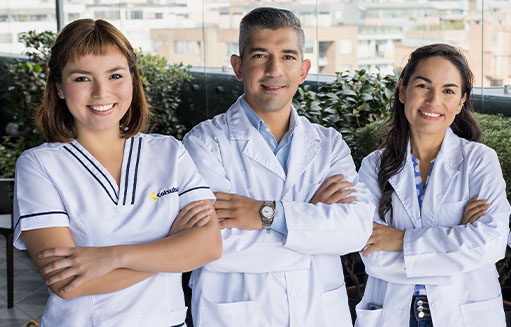 tres doctores de salud colsubsidio cruzando sus brazos