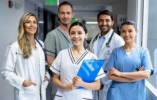 equipo medico de salud colsubsidio mirando a la camara
