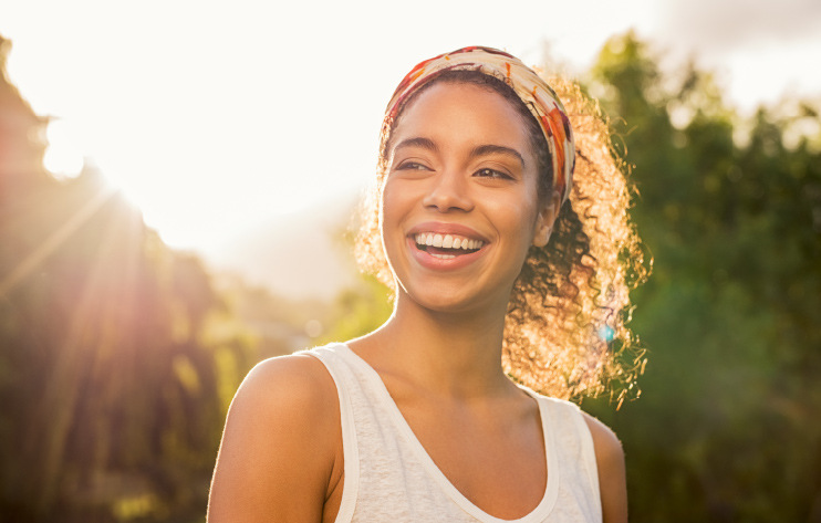mujer sonriendo