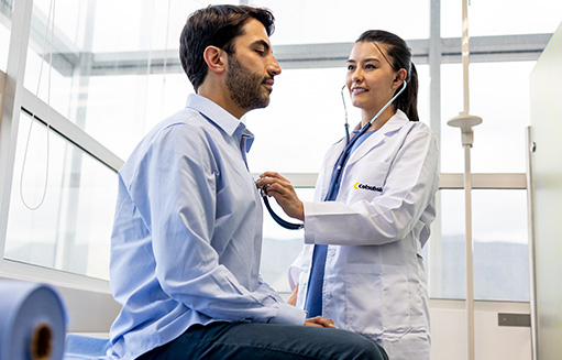 doctora escuchando corazon de paciente con estetoscopio