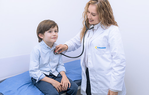 doctora escuchando corazon de nino con estetoscopio
