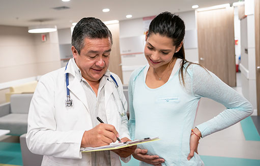 doctor mostrando resultados medicos a embarazada
