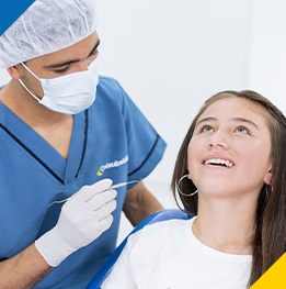 doctor de odontologia colsubsidio atendiendo a paciente