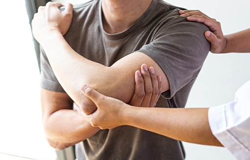 doctor realizando terapia ortopedica a paciente