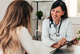 doctora mostrando examenes a paciente mujer