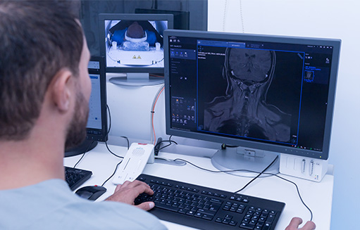 doctor usando el servicio de apoyo diagnostico