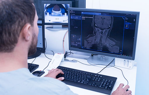 doctor usando el servicio de apoyo diagnostico