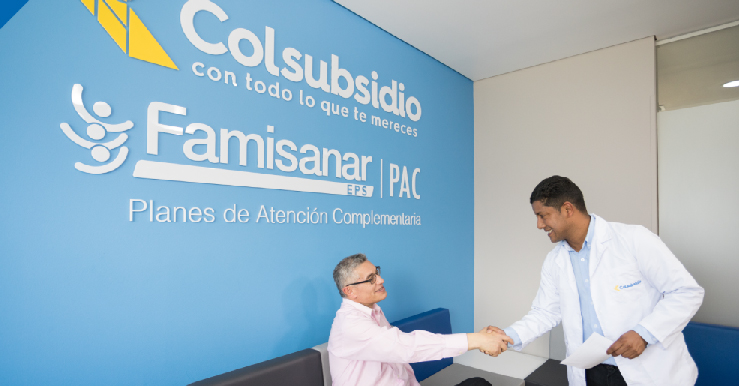 doctor famisanar colsubsidio dando la mano de paciente