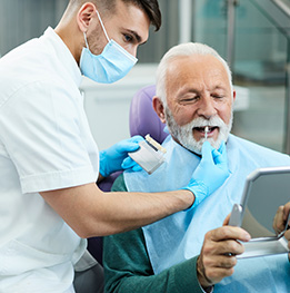 senor feliz de recibir implante dental